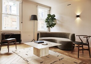 خزنة داخل الغرفة ومكواة/لوح كي وواي فاي مجانًا وملاءات أسرّة