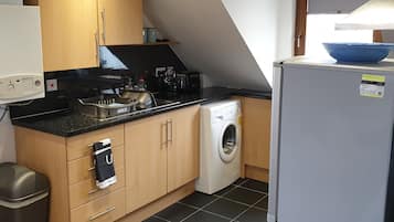 Apartment, 2 Bedrooms | Shared kitchen | Fridge, microwave, oven, stovetop