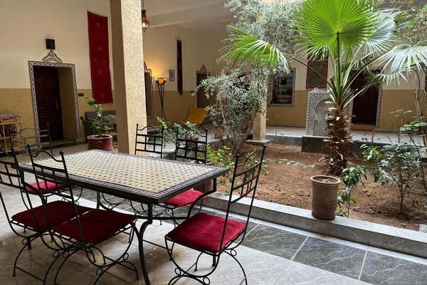 Sarapan ala kontinental setiap hari (MAD 30 per orang)