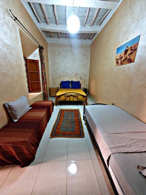 Decoración personalizada, muebles diferentes y cortinas blackout 