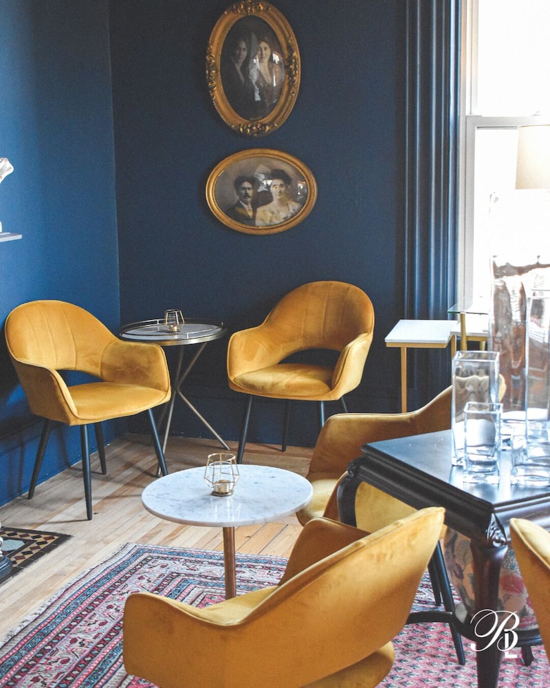 Bluenose Lodge by null