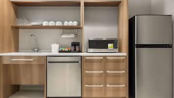 Full-size fridge, microwave, dishwasher, coffee/tea maker