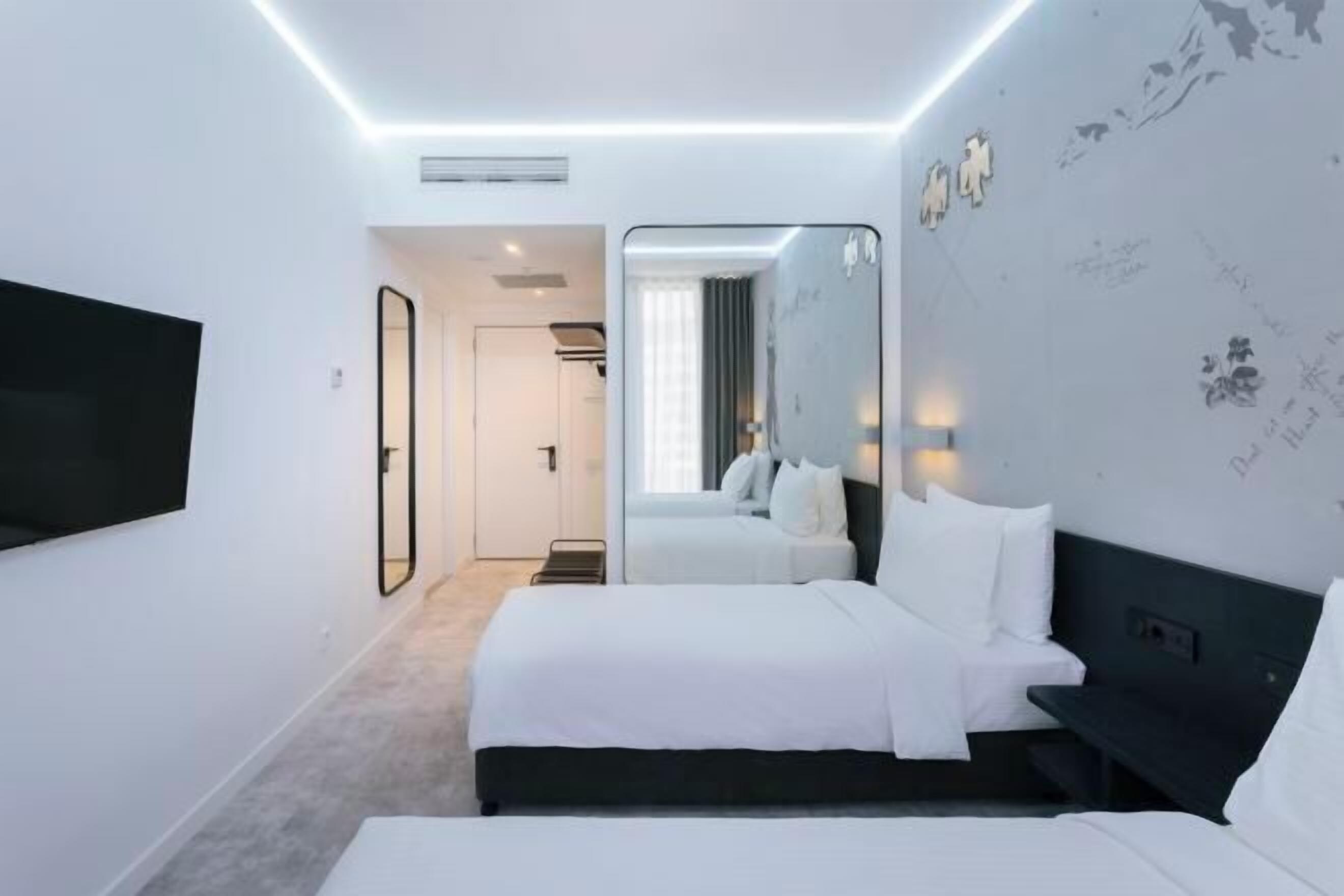 Zimmersafe, individuell dekoriert, Bügeleisen/Bügelbrett