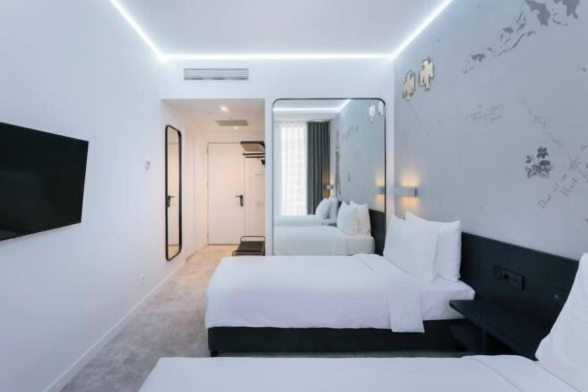 Zimmersafe, individuell dekoriert, Bügeleisen/Bügelbrett