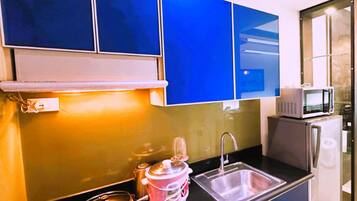 Kühlschrank, Mikrowelle, Ofen, Herdplatte