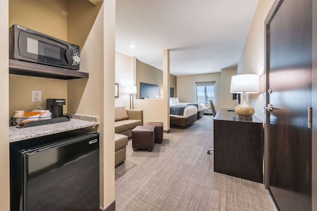 Escritorio, espacio para trabajar con laptop y cortinas blackout . Comfort Suites Marysville Columbus - Northwest