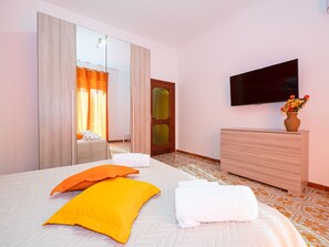 4 bedrooms, desk, iron/ironing board, travel crib