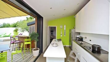 Køleskab, mikrobølgeovn, ovn, kogeplade