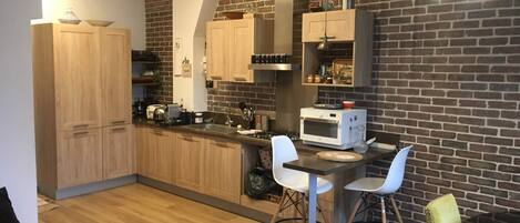 Fridge, microwave, stovetop, dishwasher