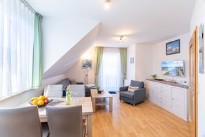 تلفزيون، مشغل دي في دي، تنس طاولة، كُتُب