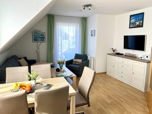 Fernseher, DVD-Player, Tischtennisplatte, Bücher