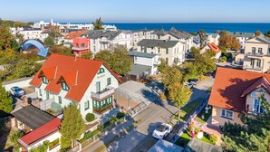A residential area with houses, a street, and a view of the sea. - Hus Günter - Apartment Nautilus (Seebad Ahlbeck)