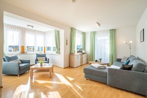 Fernseher, DVD-Player, Tischtennisplatte, Bücher