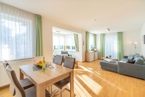 Fernseher, DVD-Player, Tischtennisplatte, Bücher