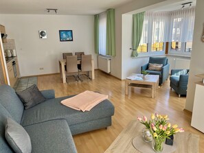 Una televisión, un reproductor de DVD, una mesa de tenis de mesa, libros