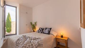 3 bedrooms, iron/ironing board, travel crib, WiFi