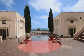 Een verwarmd zwembad