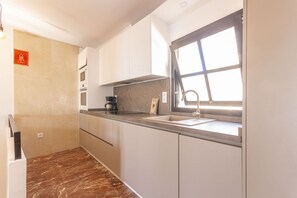 Een koelkast, een microgolfoven, een oven, een kookplaat