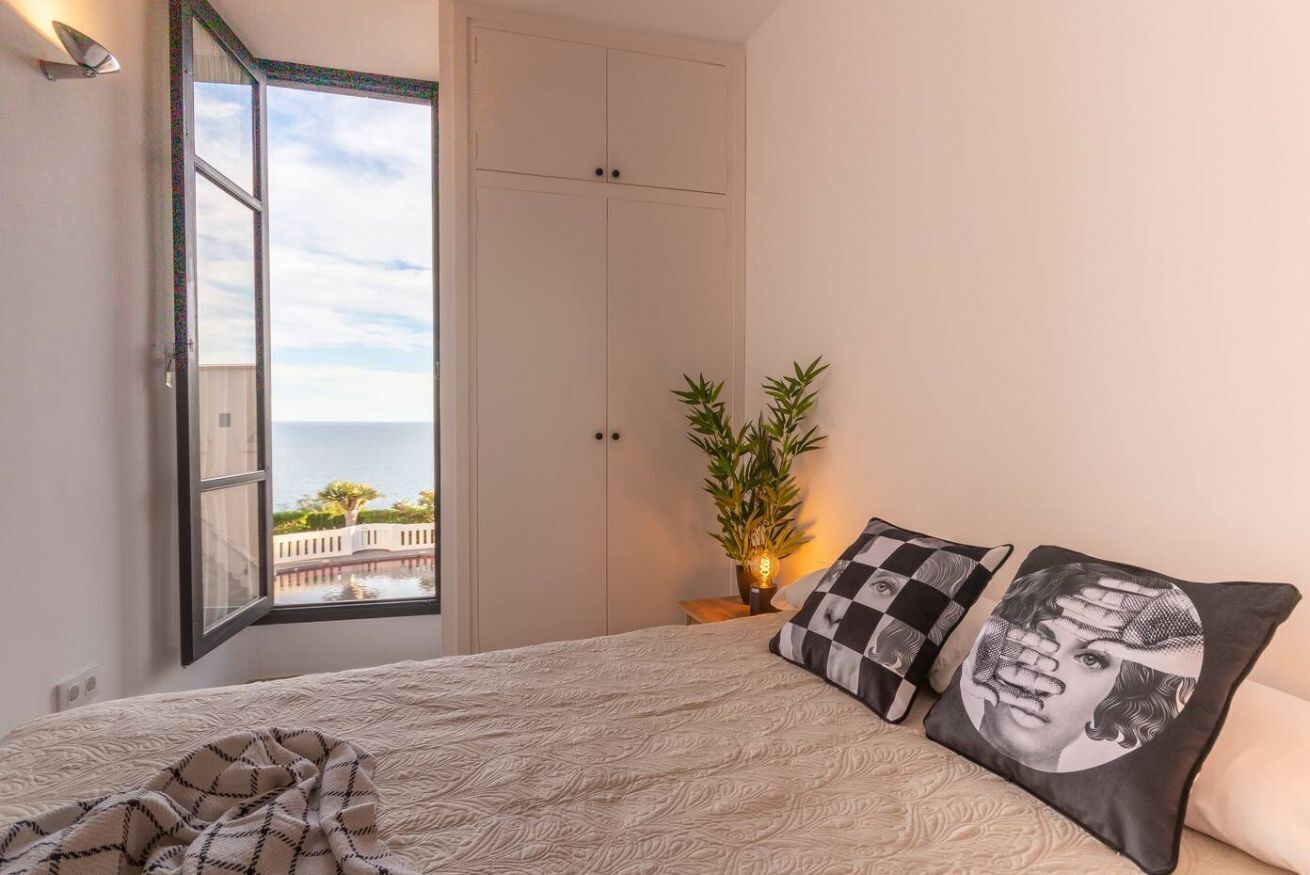 3 slaapkamers, een strijkplank/strijkijzer, reisbedje, wifi