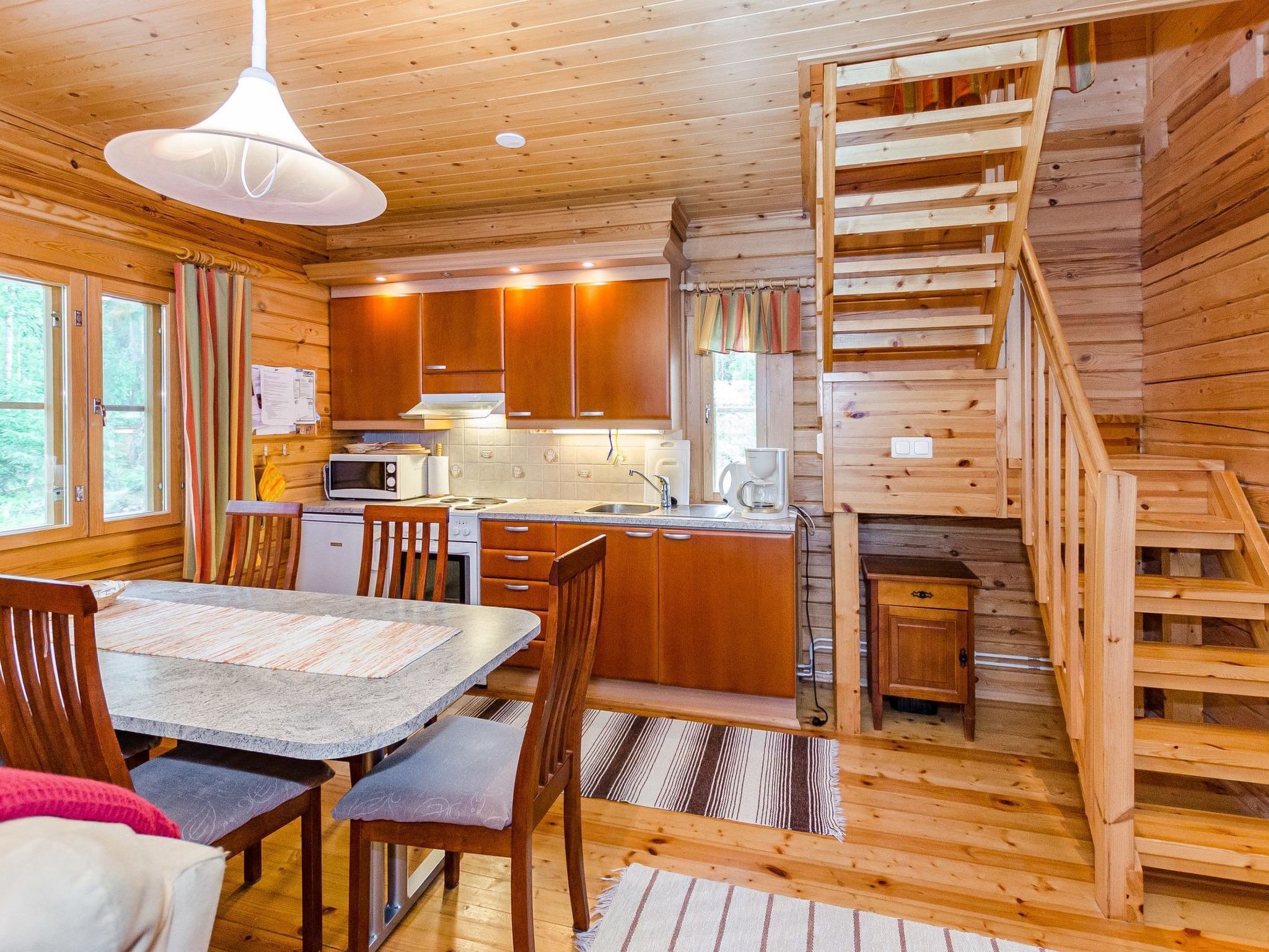 Jääkaappi, mikroaaltouuni, keittoastiat/astiat/ruokailuvälineet