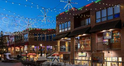 Kulmayksikkö, jossa on näkymä ja patio! Awesome mukavuudet ja 3 min kävelymatkan päässä!