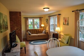 TV - Two bedroom home sleeping 6 with central air conditioning (West Dennis)