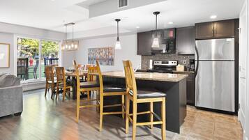 Jääkaappi, mikroaaltouuni, uuni, liesi