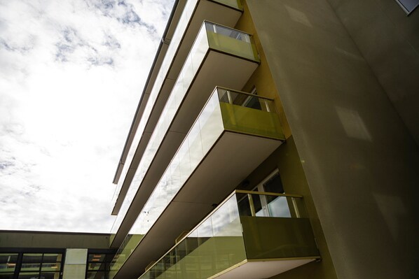 A modern building with multiple balconies and large windows. - Sky Hotel Apartments City (Linkoping)