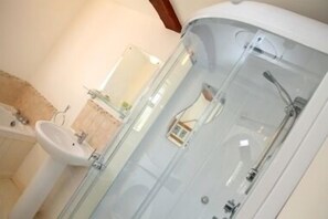 Casa de campo (Hazel) | Baño | Tina con regadera, amenidades de baño gratuitas, secadora de cabello 