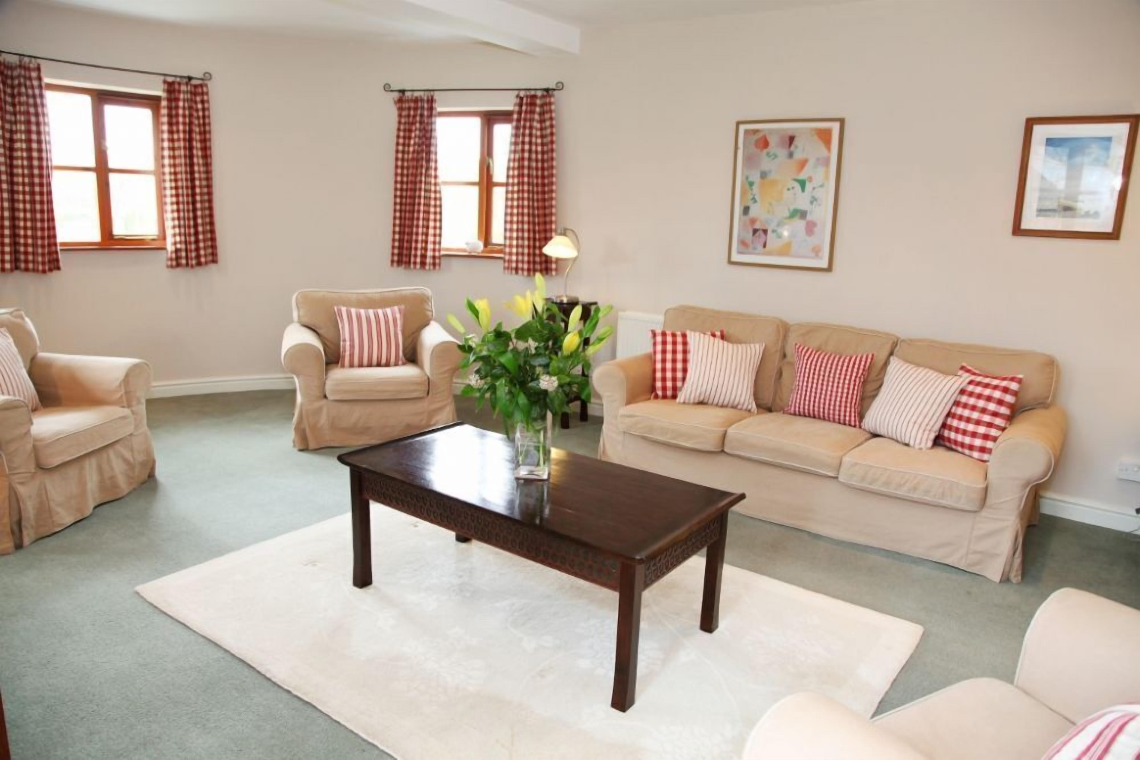 Cottage (The Granary) | Ruang keluarga | TV layar datar