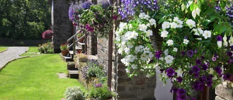 Cottage (The Granary) | Property grounds