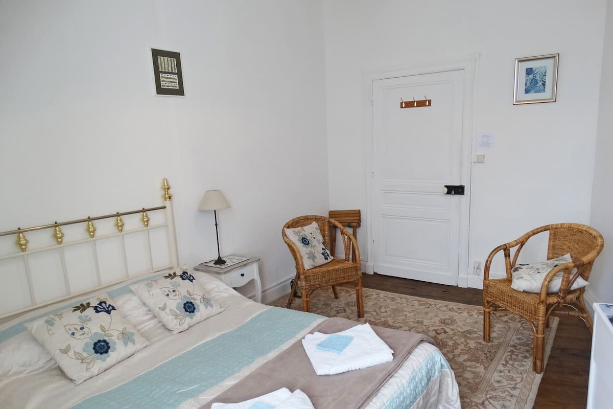 Room, 1 Double Bed, Shared Bathroom (Turquoise) | Iron/ironing board (on request), WiFi (free), individually decorated