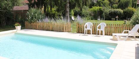 Kauden mukainen ulkouima-allas avoinna 8.00–22.30, aurinkovarjoja