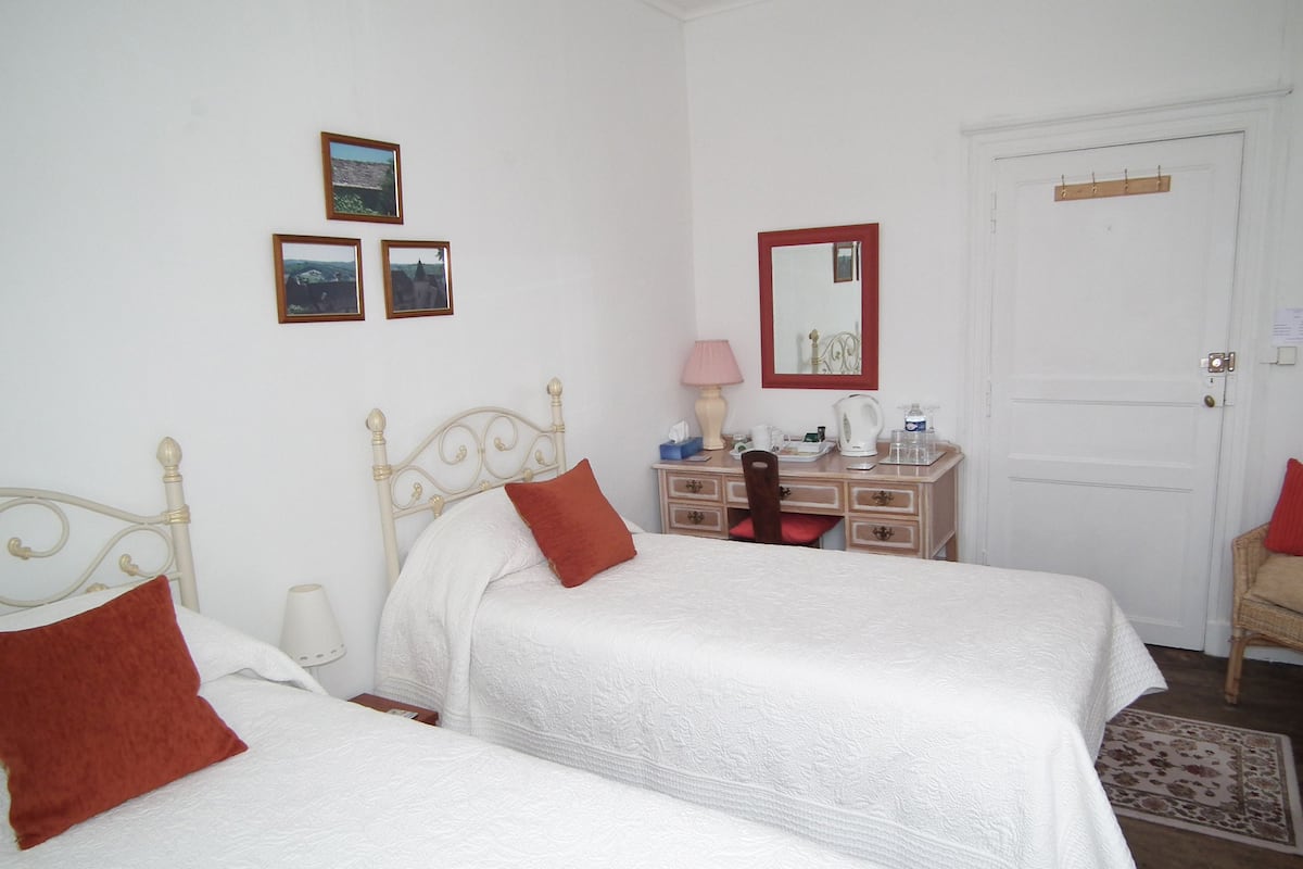 Double or Twin Room, Shared Bathroom (Terracotta) | Iron/ironing board (on request), WiFi (free), individually decorated