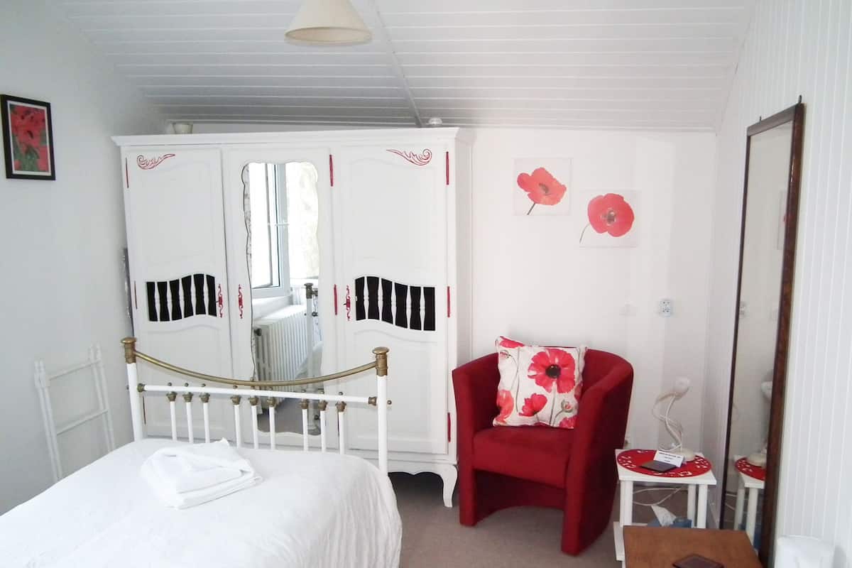 Single Room, 1 Twin Bed, Shared Bathroom (Poppy) | Iron/ironing board (on request), WiFi (free), individually decorated