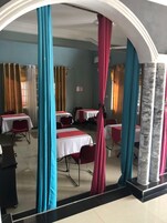 Se sirven desayunos, almuerzos y cenas; cocina local e internacional