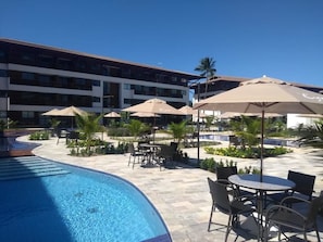 6 outdoor pools, pool umbrellas, pool loungers