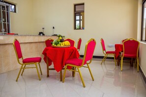 Frühstück, Mittagessen, Abendessen, lokale und internationale Küche 