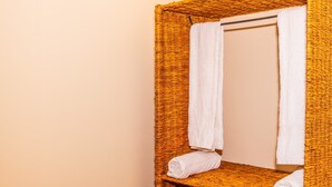 Shower, towels, soap, toilet paper - Furaha Lodge (Bagamoyo)