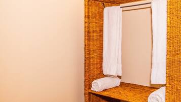 Buồng tắm vòi sen, khăn tắm, xà phòng, giấy vệ sinh