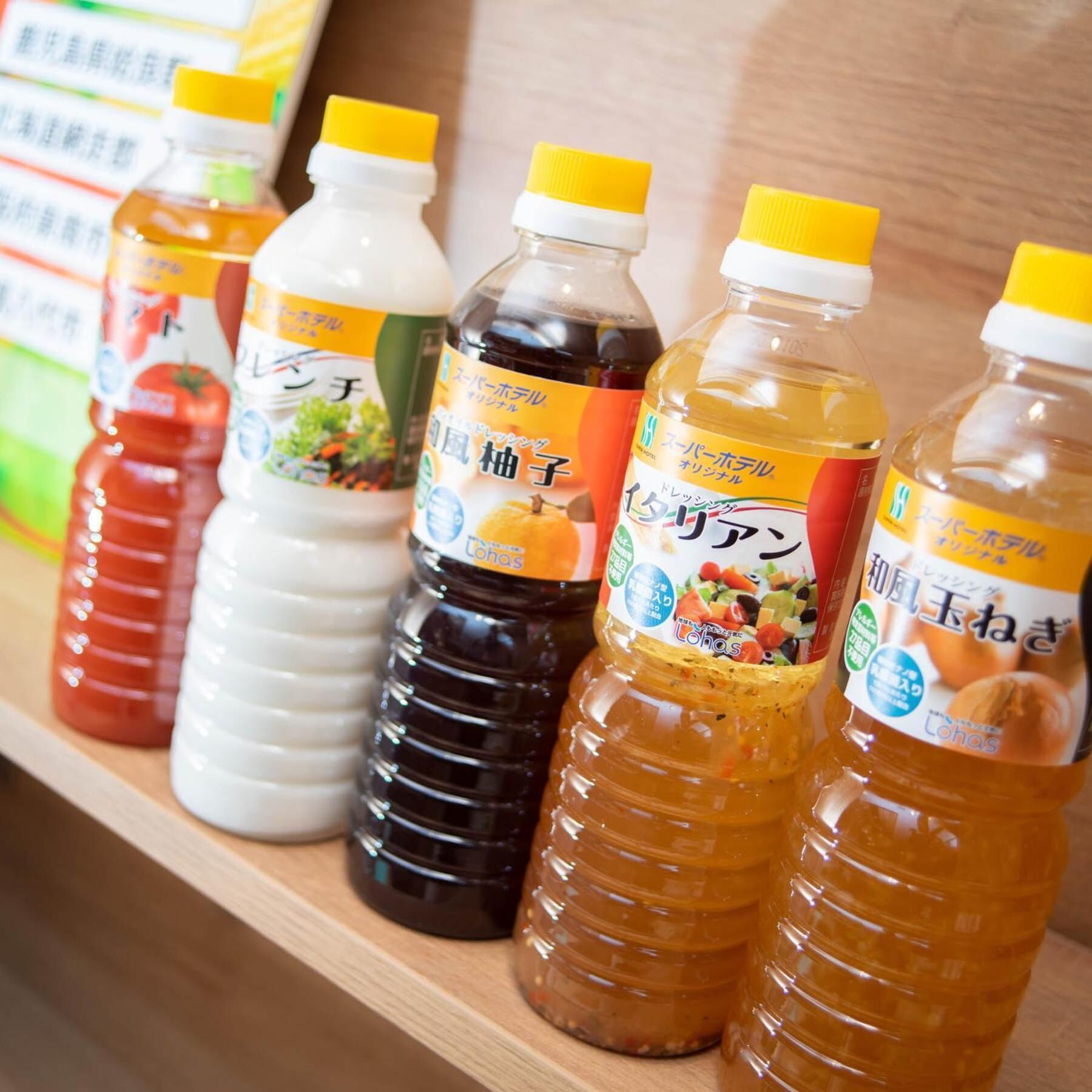 Ein Regal mit verschiedenen Gewürzflaschen, darunter Saucen und Dressings.