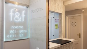 Een hotel receptie met een bord waarop de kamer nummers 801-809 en 811-821 staan.