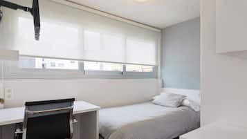 Quarto solteiro, vista para o pátio | Quartos à prova de som, Wi-Fi de cortesia