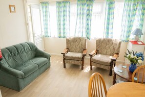 Chalet, Beberapa Tempat Tidur | Ruang keluarga | Televisi 30-inci dengan saluran TV kabel