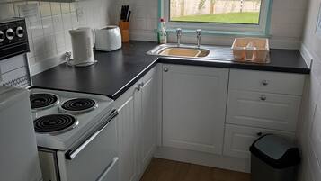 Lemari es, microwave, oven, dan kompor