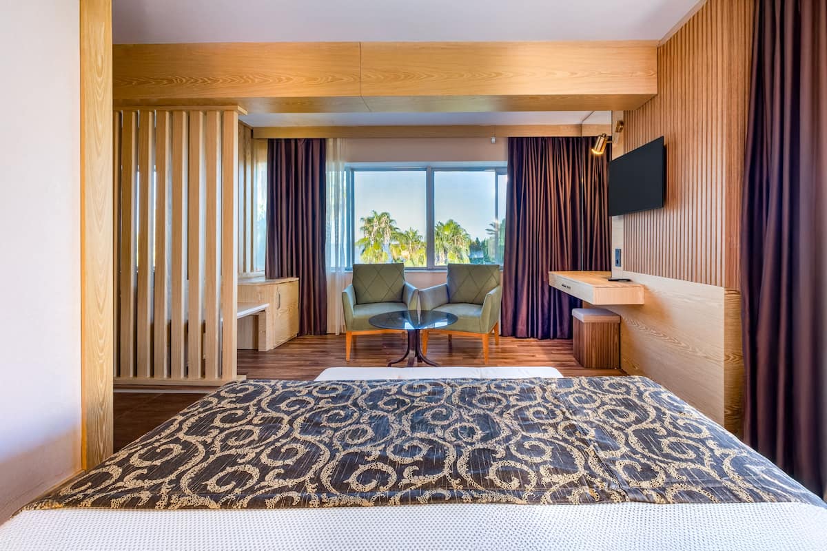 Minibar, WiFi, bed sheets