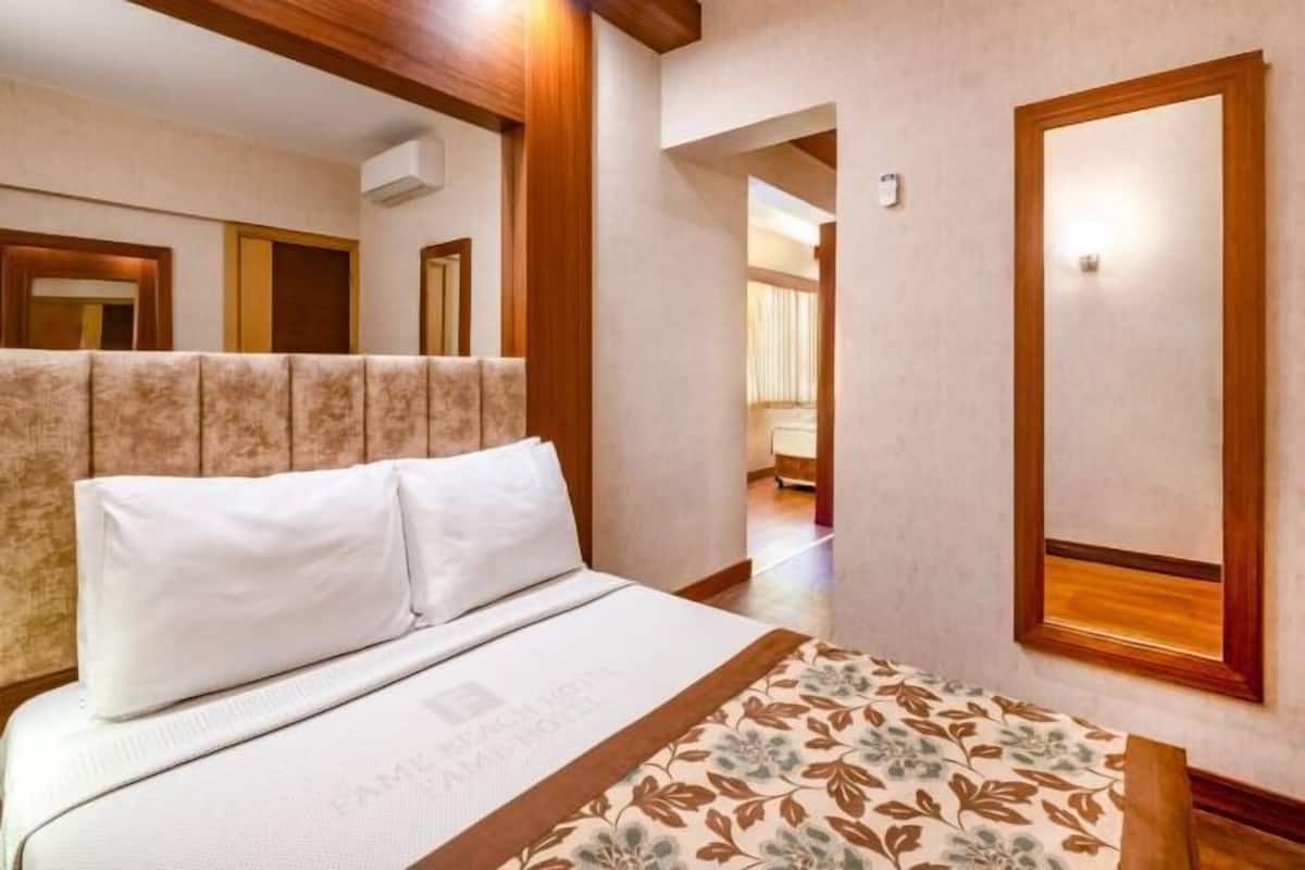 Minibar, WiFi, bed sheets