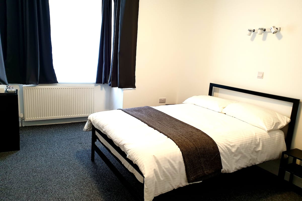 Double Room | Iron/ironing board, free WiFi, bed sheets, wheelchair access