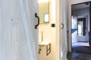 Phòng đôi hoặc 2 giường đơn tiện nghi đơn giản | Phòng tắm | Khăn tắm 