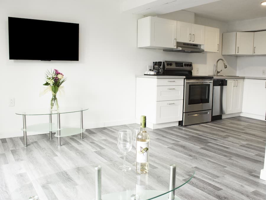 Luxury Suite, 1 Queen Bed with Sofa bed, Non Smoking, Lake View | Private kitchen | Coffee/tea maker